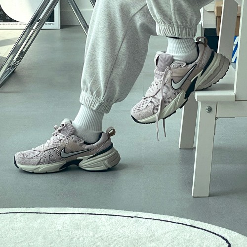 나이키 V2K 런테크 플래티넘 바이올렛