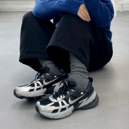 나이키 V2K 런 테크 블랙 메탈릭 실버 우먼스